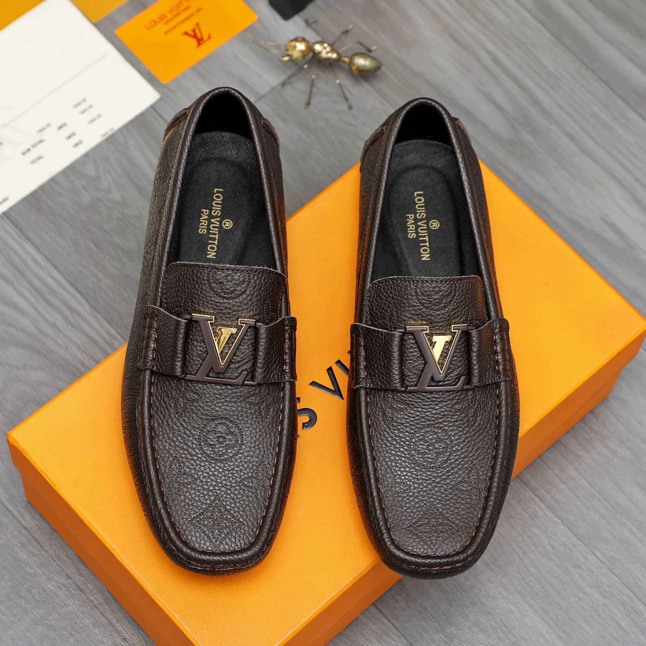 Men's shoes 💰400 Product trademark: LV "Louis Vuitton" business slip-on leather shoes Regular size: 38-45 (45 is custom-made and non-returnable) Product materials: Selected high-quality cowhide embossed upper, pigskin lining, rubber outsole